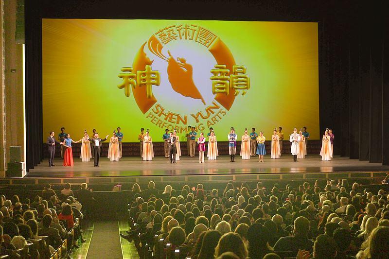  Shen Yun New Era Company u Smith centru za izvedbene umjetnosti u Las Vegasu, Nevada, navečer 25. veljače. Družba je predstavila četiri nastupa u Las Vegasu od 24. do 26. veljače, sve pred punim dvoranama. Budući da su predstave bile unaprijed rasprodane, neka su blokirana mjesta otvorena kako bi se zadovoljila potražnja. (NTD televizija)