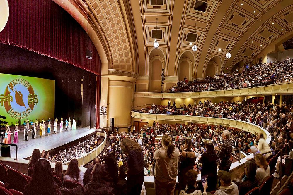  Shen Yun New World Company u prepunoj dvorani u Merrill Auditoriumu u Portlandu, Maine, 26. veljače. Članovi publike su ustali kako bi zapljeskali tijekom naklona publici, a izvođači su se dva puta naklonili. Trupa je predstavila dva nastupa u Portlandu od 25. do 26. veljače. (The Epoch Times)
