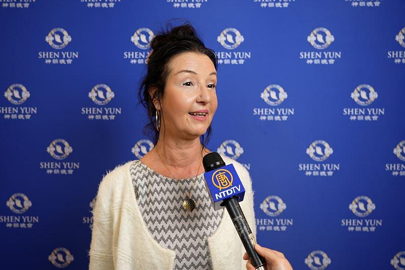  Laurence Huon de Kermadec , bivša plesačica i član plemićke obitelji Huon de Kermadec , na predstavi Shen Yun u Aix-en-Provenceu 26. veljače (NTD televizija)