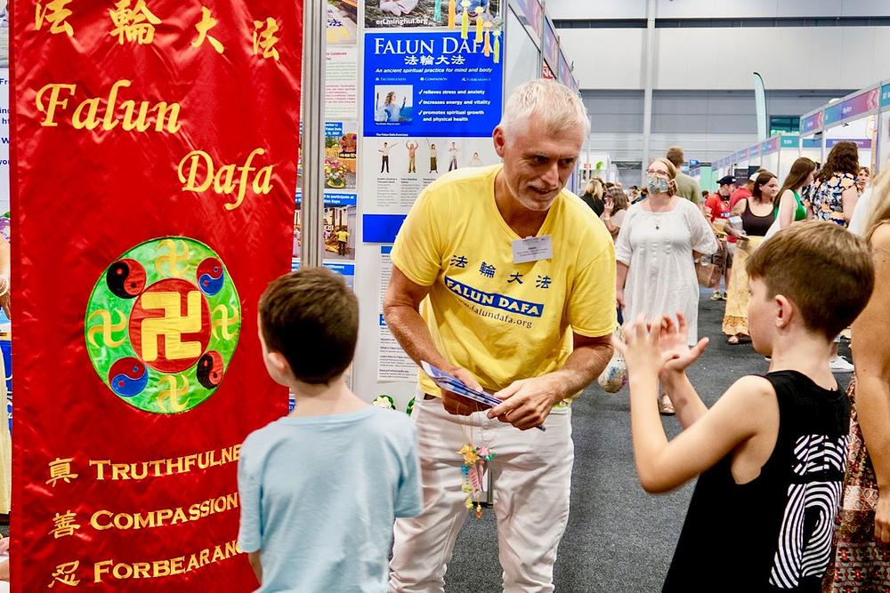   Posjetitelji se raspituju o Falun Dafa i o represiji u Kini.