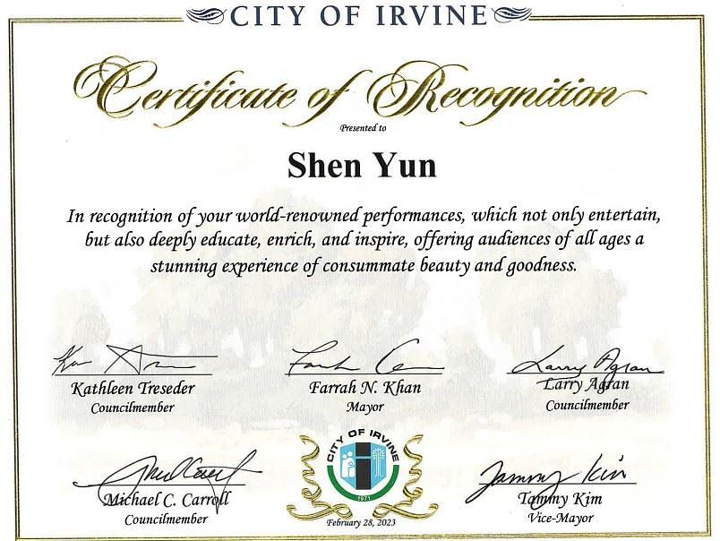 Grad Irvine u okrugu Orange je izdao serifikat o priznanju, zahvalivši se Shen Yunu što je „publici svih uzrasta ponudio zadivljujuće iskustvo savršene ljepote i dobrote”. Gradske vlasti su navele da predstave ne samo da zabavljaju, već i „duboko obrazuju, obogaćuju i inspirišu“. (The Epoch Times)