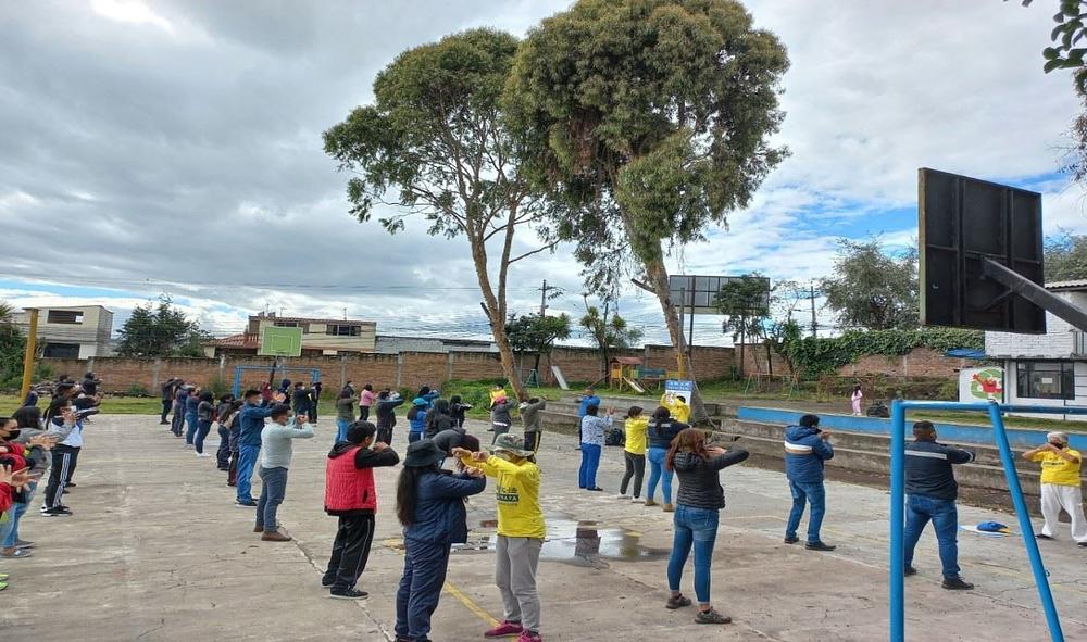 Praktikanti su 15. kolovoza 2022. demonstrirali i podučavali vježbe nastavnom osoblju u školi u južnom Quitu.
