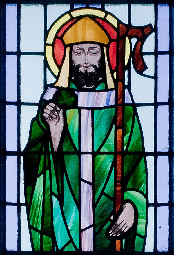 Sveti Patrik prikazan na vitražu crkve Svetog Benina u Irskoj
 