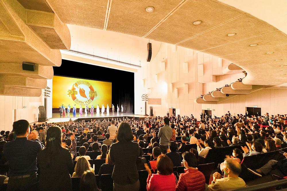 Shen Yun World Ansambl u Dvorani za nastupe Kulturnog centra Tainan u Tainanu 10. ožujka. Izvođači su se tri puta naklonili nakon predstave. (The Epoch Times) 