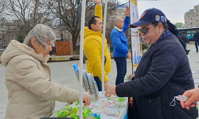 Praktikanti na trgu Unirii predstavili su Falun Dafu i obavestili ljude o tekućem progonu u Kini.