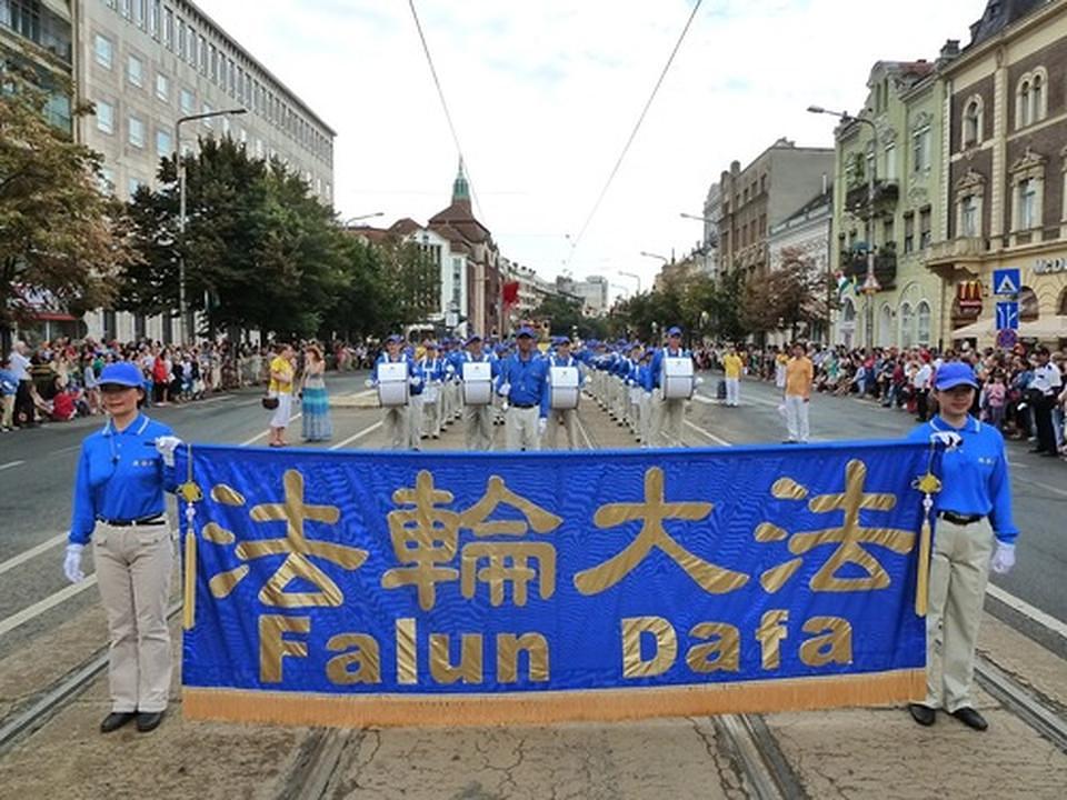 Divine Land Marching Band se pridružio paradi povodom Dana državnosti Mađarske 20. avgusta 2014. godine.