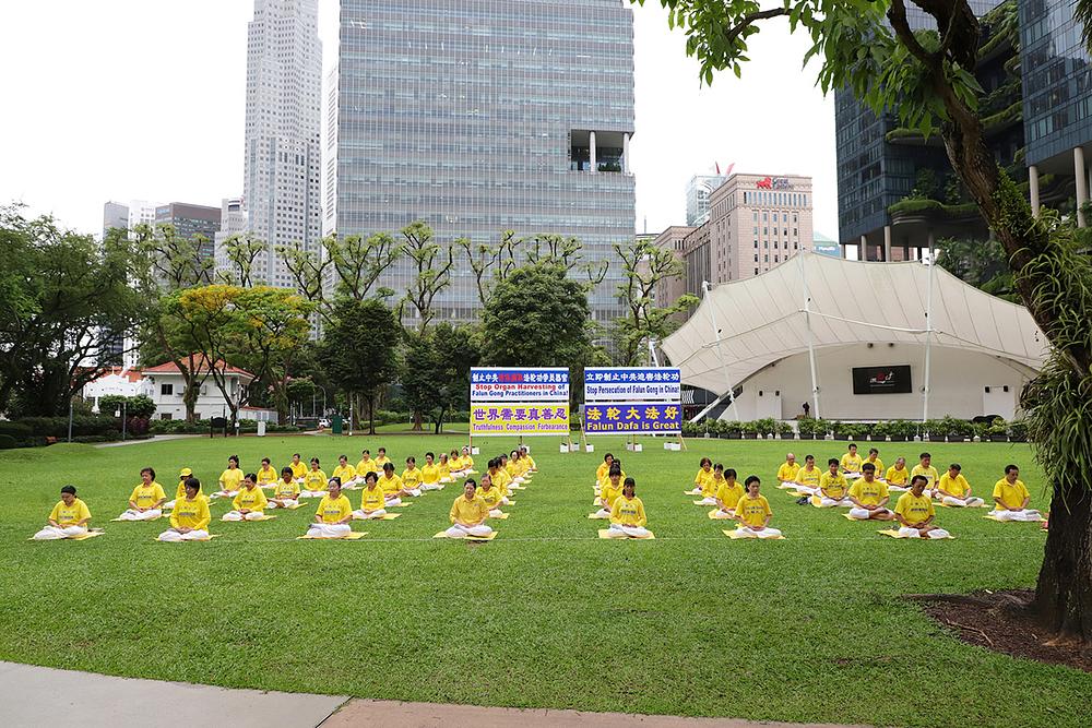 Praktikanti, 11. jula, izvode Falun Dafa vježbe u parku Hong Lim.