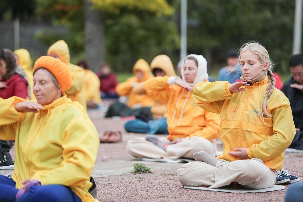 16\. Ruska Falun Dafa konferencija za razmjenu iskustava održana je u St. Petersburgu od 18. do 20. septembra 2015. godine. Praktikanti iz Rusije i mnogih zemalja Istočne Evrope prisustvovali su konferenciji i izvodili grupne vježbe u obližnjim parkovima.
