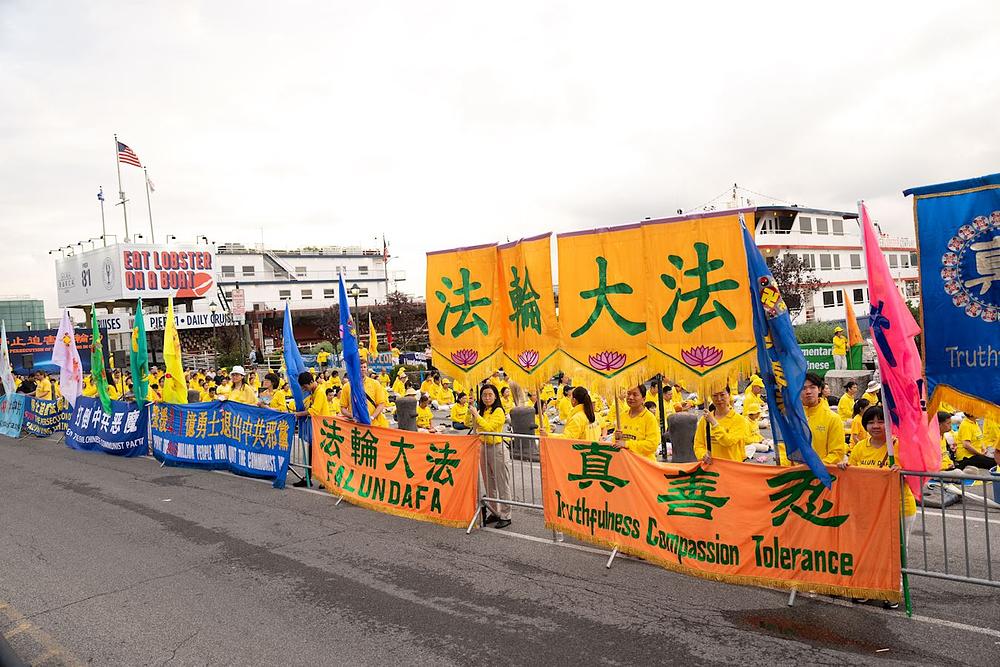 Praktikanti okupljeni ispred kineskog konzulata pozivaju na prekid progona Falun Dafe od strane KPK.