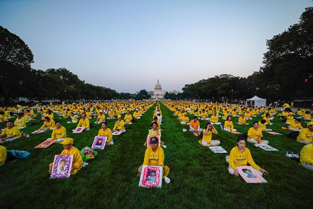  Preko 1500 praktikanata je održalo bdijenje uz svijeće u Washingtonu 20. jula 2023., pozivajući na prekid progona. 