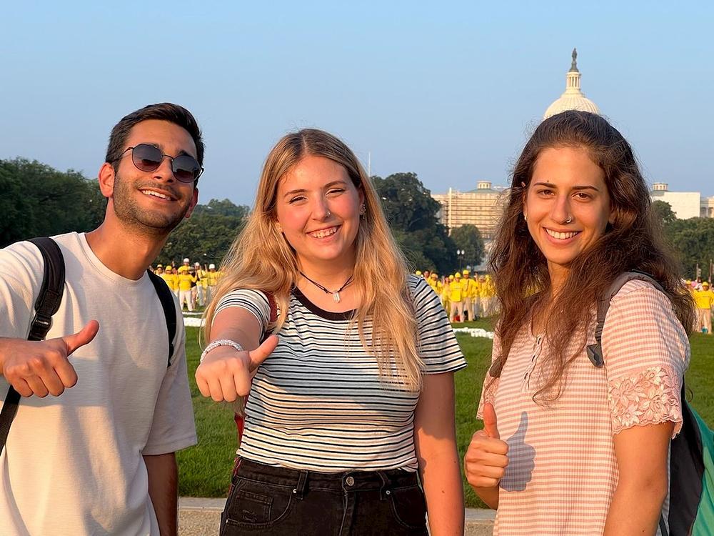  Sarah (u sredini) iz Izraela hvali Falun Dafa.