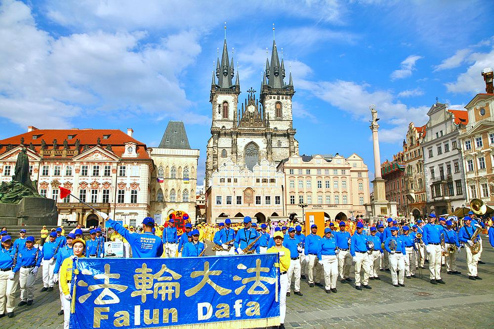 Skup na Starogradskom trgu u Pragu (Staroměstské náměstí) održan 23. jula 2023. 