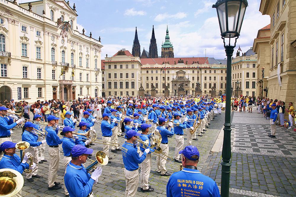 Tian Guo Marching Band je, prije parade 22. jula, nastupio na gradskom trgu Hradčanské náměstí. 