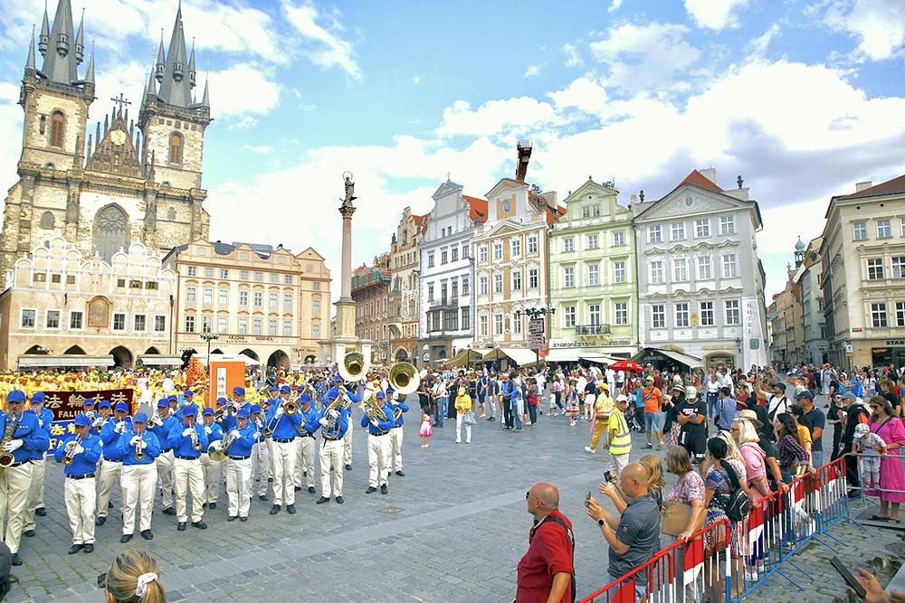  Prolaznici su gledali događaj na Starogradskom trgu (Staroměstské náměstí) 22. jula.

