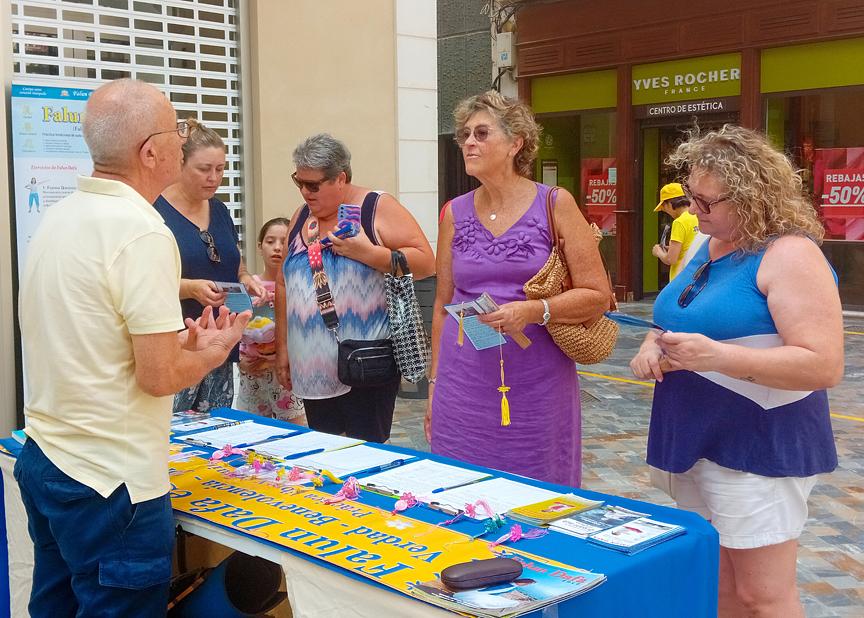  Posjetitelji primaju informacije o Falun Dafa i progonu u Kini tokom aktivnosti u Cartageni 29. jula.