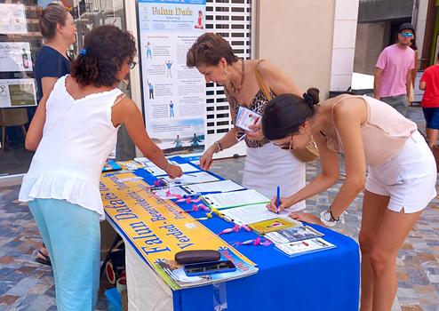 Potpisivanje peticije za okončanje progona Falun Dafa. 