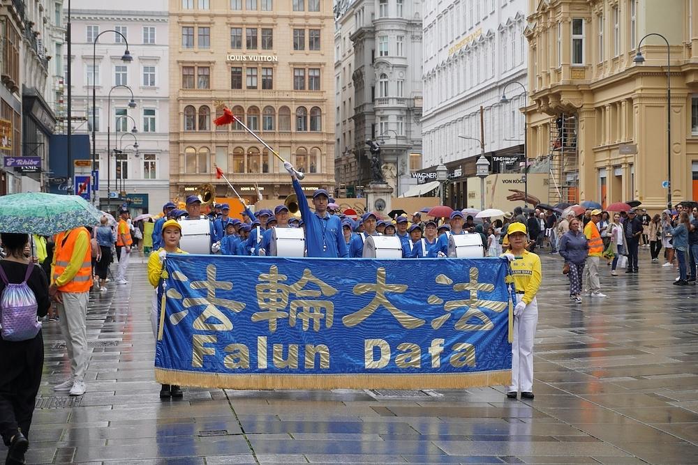 Tian Guo Marching Band je 5. avgusta 2023. nastupio na manifestaciji na trgu Herbert-von-Karajan-Platz.