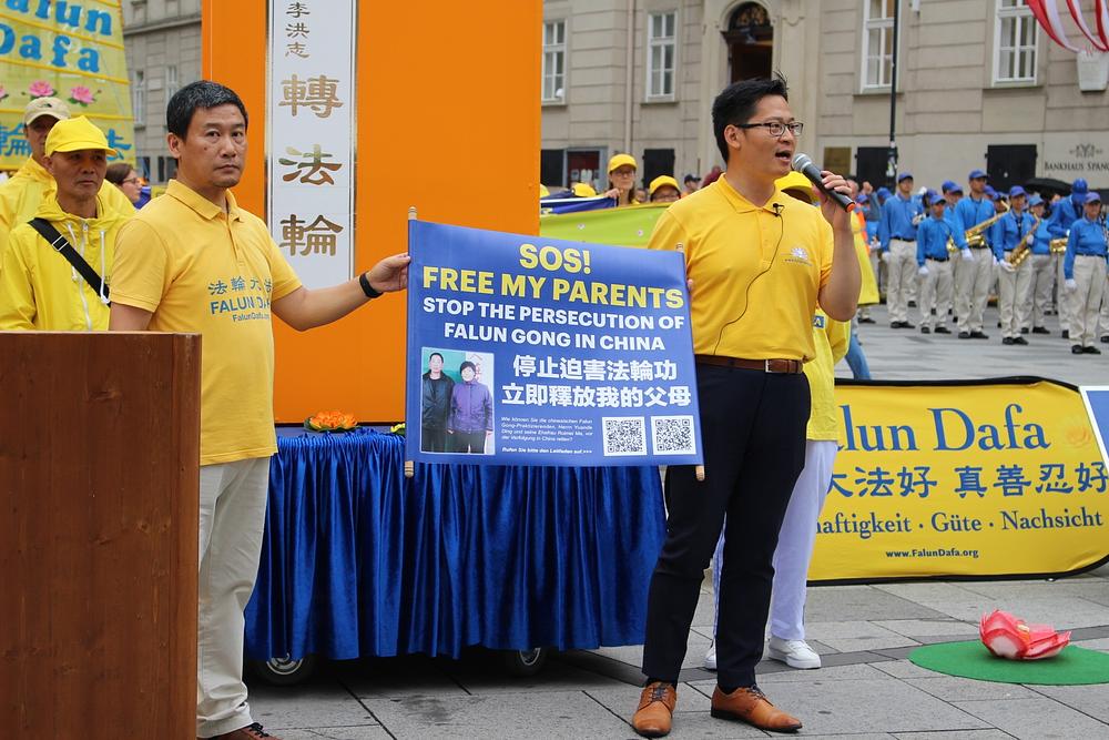 Gosp. Ding Lebin (desno), koji sada živi u Njemačkoj, je opisao kako su njegovi roditelji bili proganjani u Kini