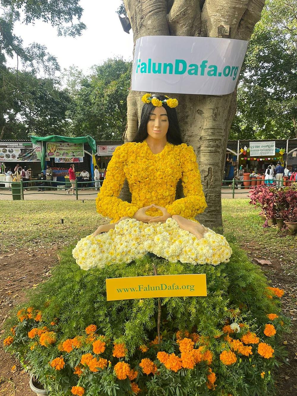  Cvjetna skulptura koju su napravili Falun Dafa praktikanti.