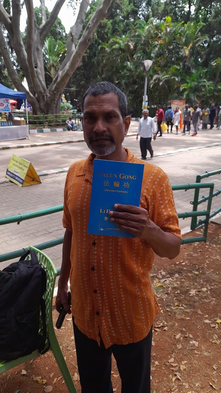  Madan Mohan kupio je primjerak knjige Falun Gong. 