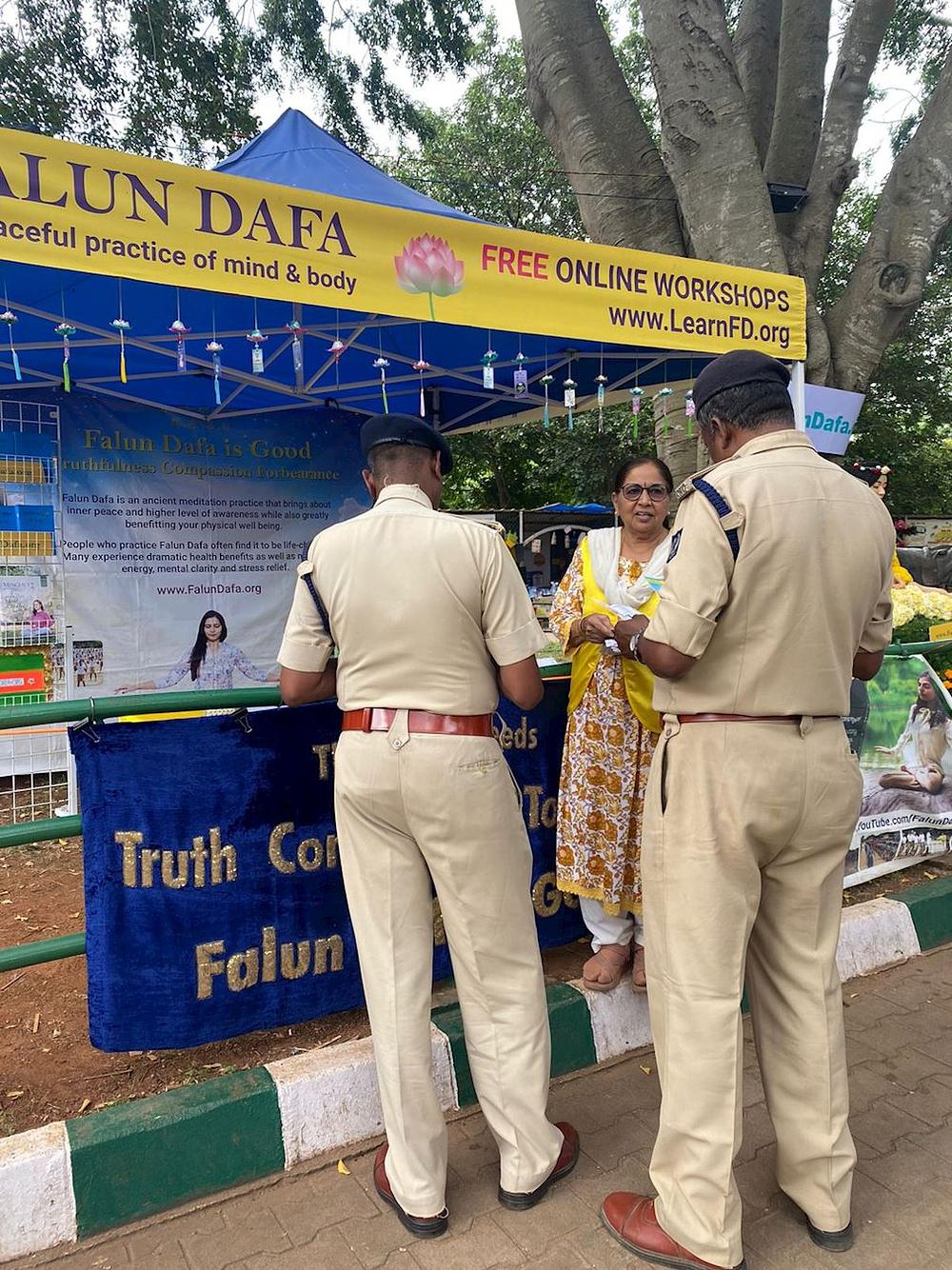 Policajci su zainteresirani za Falun Dafa.  
