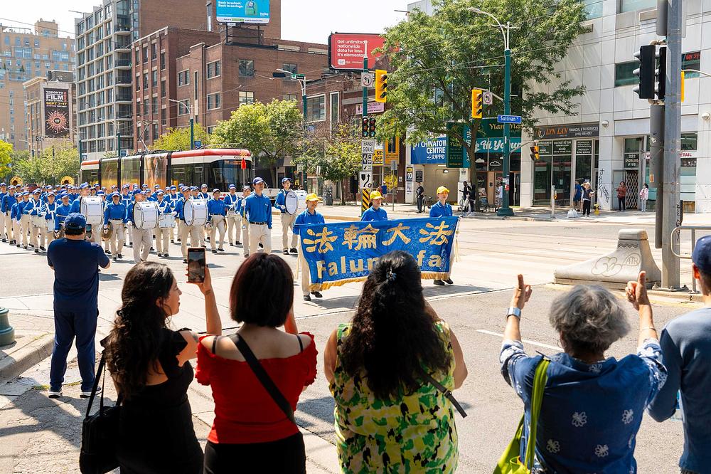 Praktikanti su održali veliku paradu u centru Toronta kako bi čestitali 417 miliona Kineza koji su napustili KPK i njene pridružene organizacije. 