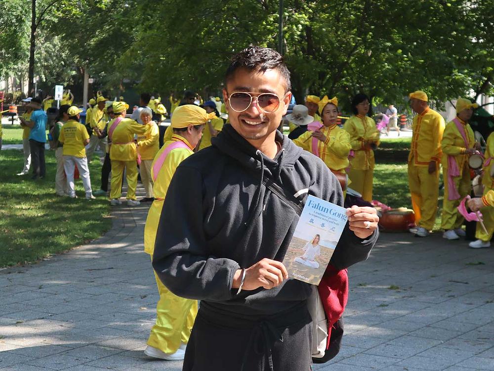 Taranjot Singh je vidio praktikante kako rade vježbe u Clarence Parku i poželio je učiti Falun Dafa.
 