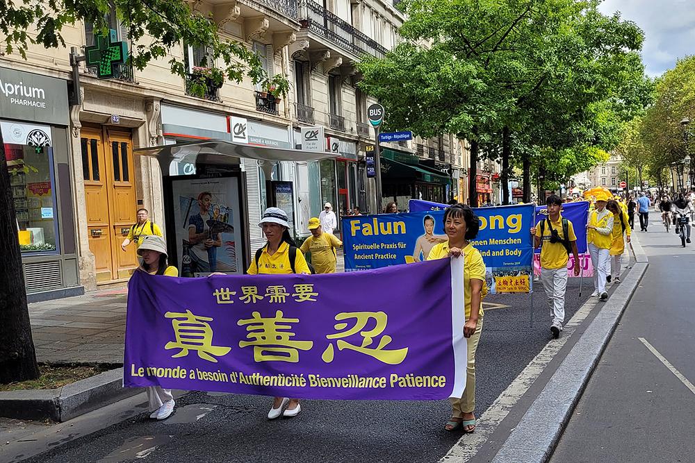 Parada praktikanata u Parizu dijeli ljepotu Istinitosti-Dobrodušnosti-Tolerancije