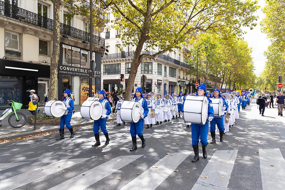 Tian Guo Marching Band svirao je duž rute parade.
