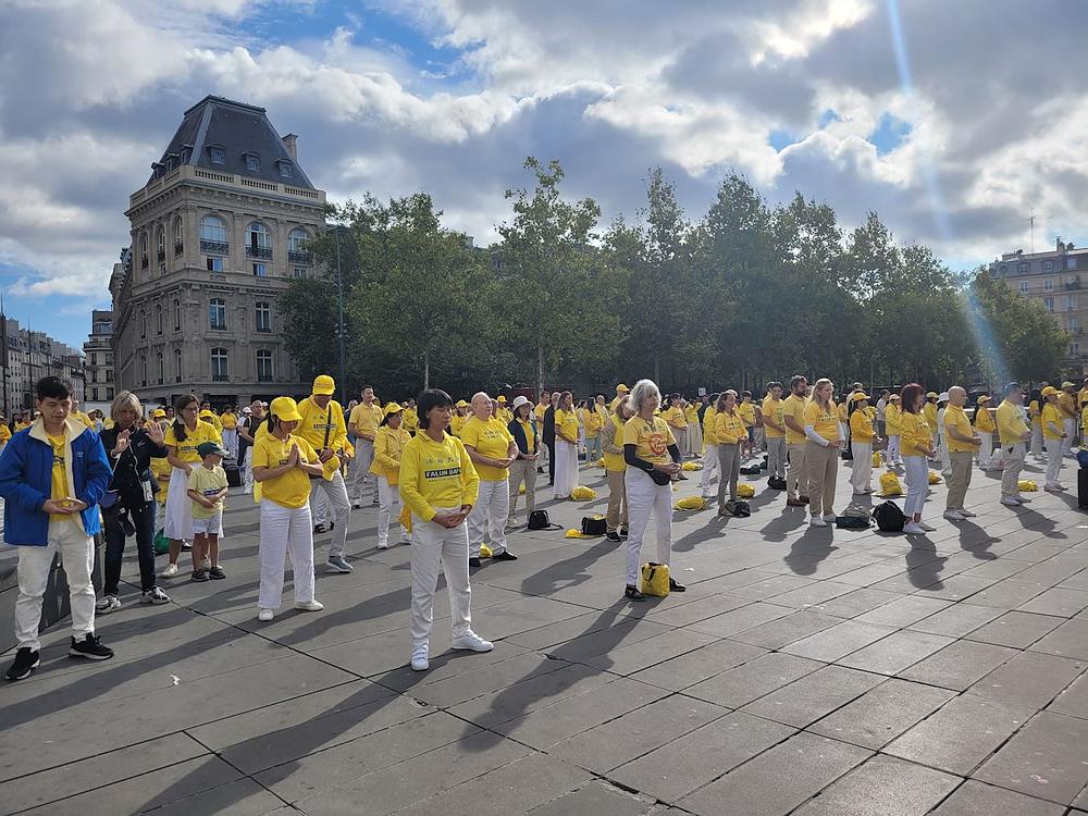 Praktikanti su radili vježbe na Trgu Republike u Parizu, Francuska, 26. kolovoza 2023.