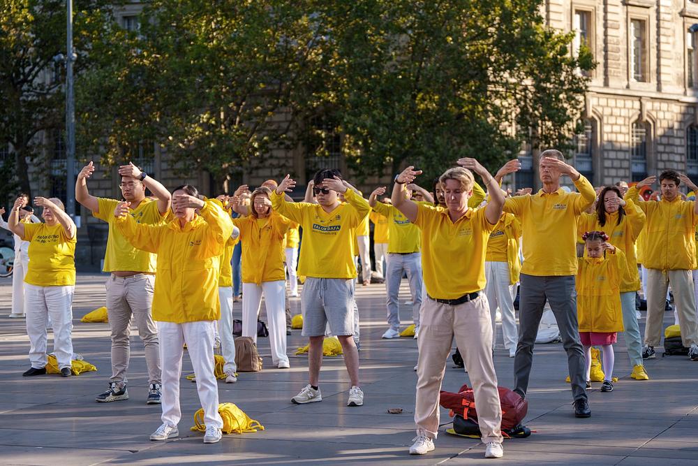 Praktikanti iz cijele Evrope izvode Falun Dafa vježbe na Place de la République 26. avgusta 2023.