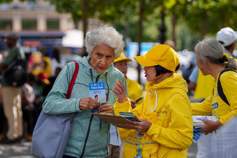 Mnogi ljudi su razgovarali sa praktikantima tokom događaja na Place de la République.