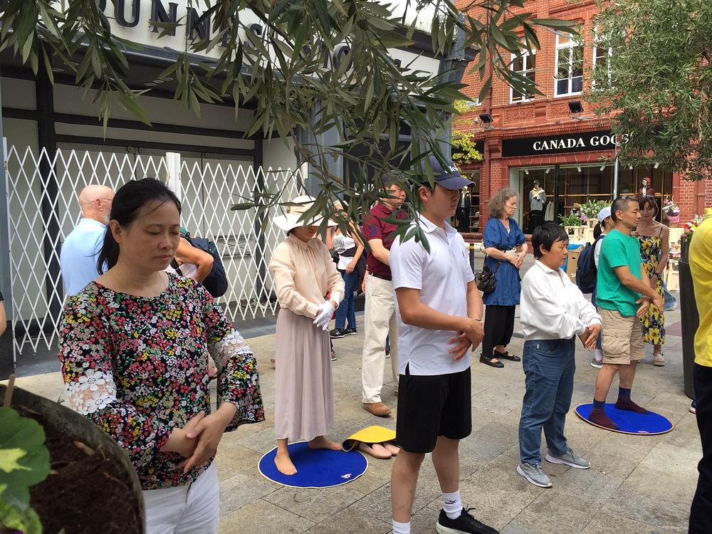 Praktikanti su održali manifestaciju u centru Dublina 2. septembra 2023. kako bi predstavili Falun Dafa.