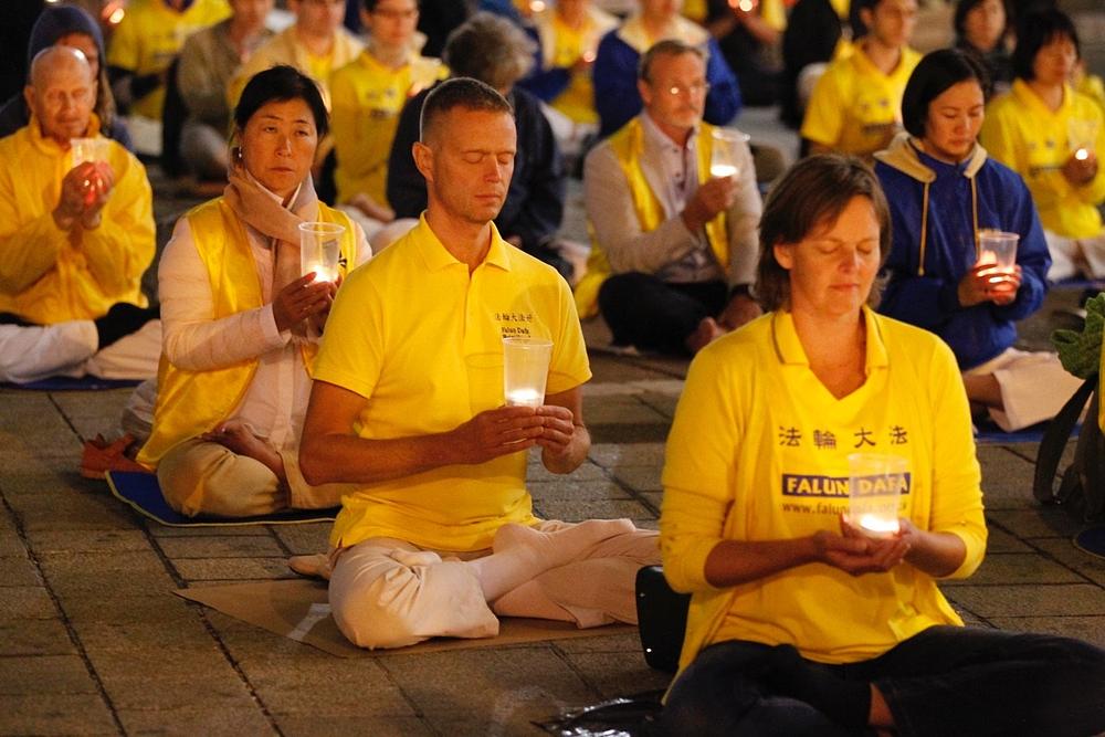 Bdijenje Falun Gong praktikanata ispred katedrale Svetog Stefana (Stephansdom) 18. septembra 2015. godine.