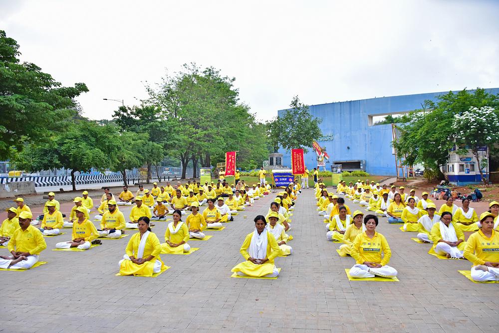  Kao dio proslave Dana Falun Dafa, praktikanti su zajedno radili vježbe.