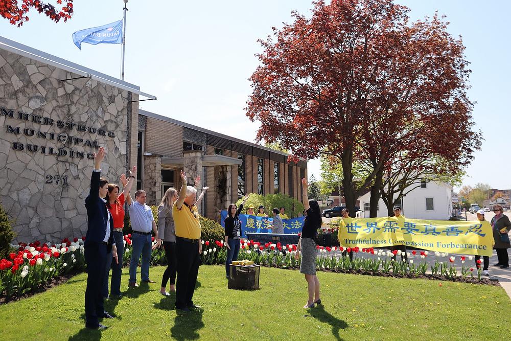 Gradonačelnik Michael Prue bio je domaćin ceremonije podizanja zastave i pročitao svoj proglas. On i drugi vijećnici su naučili Falun Dafa vježbe.
 