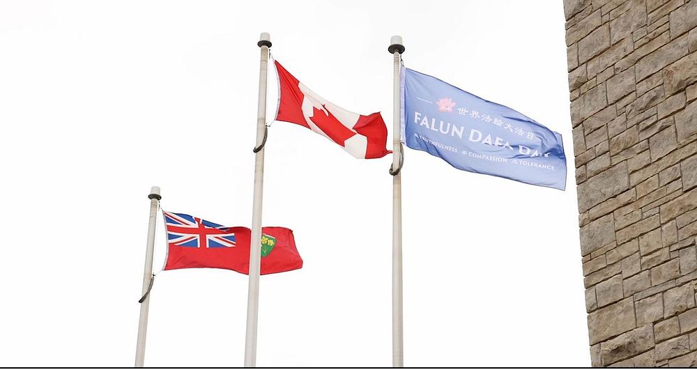  Zastava Dana Falun Dafa je podignuta ispred Miltonove gradske vijećnice 1. maja 2023. godine kako bi se proslavio nadolazeći Dan Falun Dafa. Gradonačelnik Gord Krantz je bio domaćin ceremonije podizanja zastave. Zastava se vijorila 16 dana.