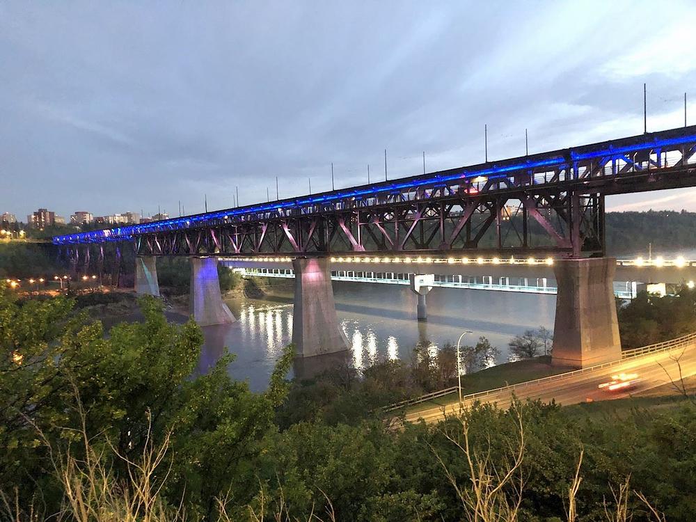 Most visokog nivoa u Edmontonu, Alberta, je 1. maja bio osvijetljen kako bi se proslavio 24. Falun Dafa dan. 