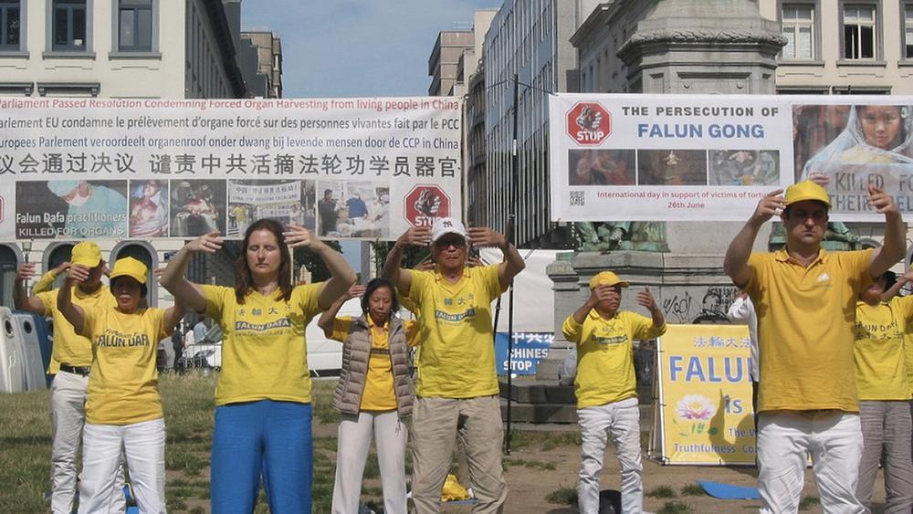 Praktikanti su se okupili ispred Evropskog parlamenta u Briselu i pozvali njegove članove da sankcionišu počinioce tekućeg progona Falun Dafa.