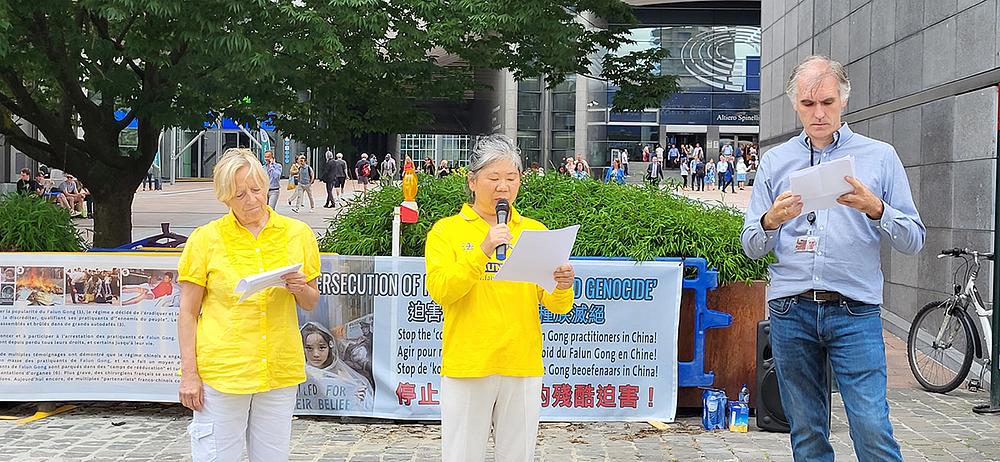 Gospođa Yang Jinhua (u sredini) opisala je torturu koju je pretrpjela u zatvoru u provinciji Shandong.