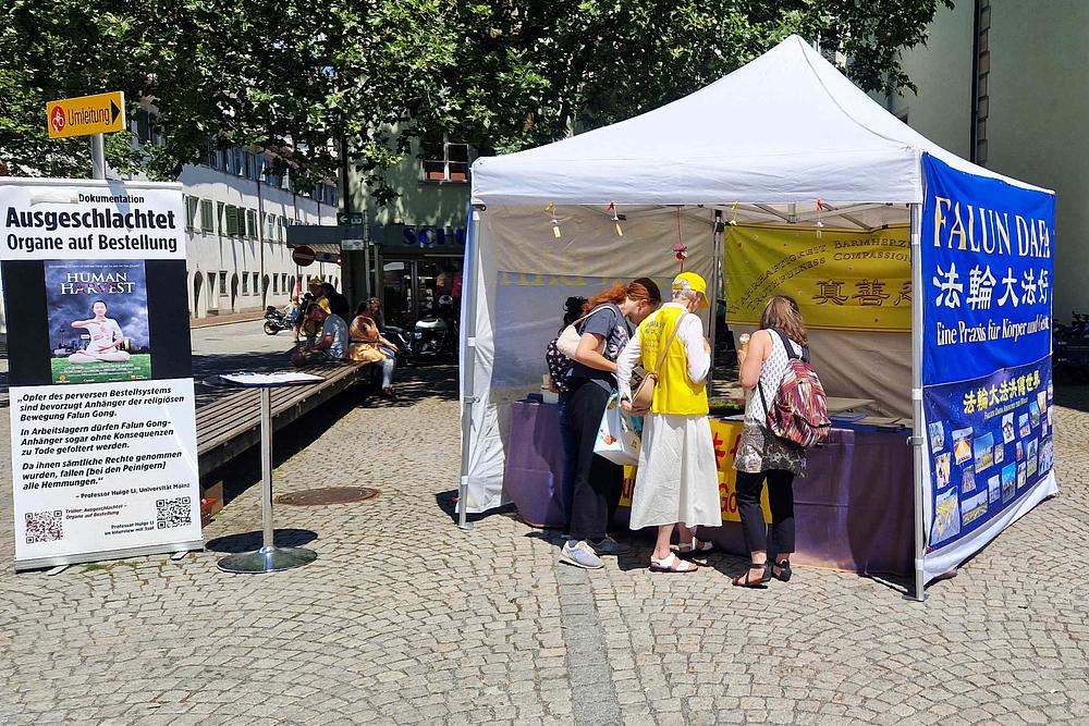 Falun Dafa štand u Feldkirchu, Austrija