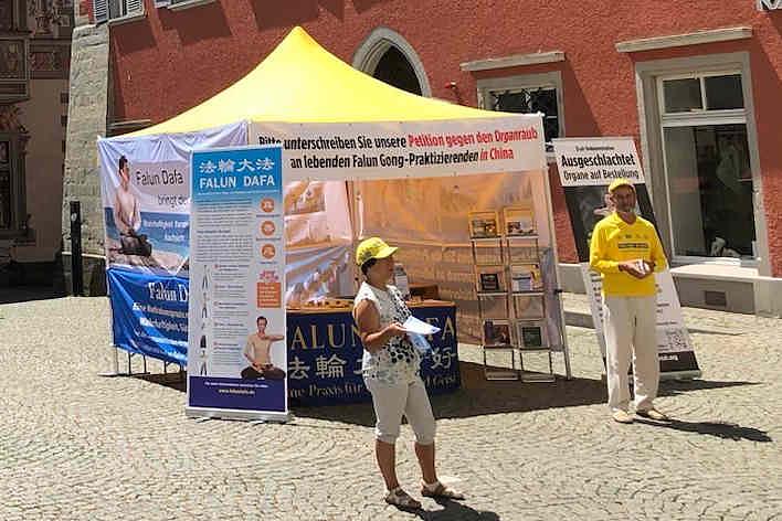 Falun Dafa štand u Lindauu, Njemačka 