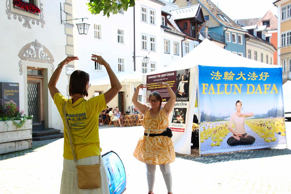 Ingrid je naučila Falun Dafa vježbe tokom manifestacije u Feldkirchu.