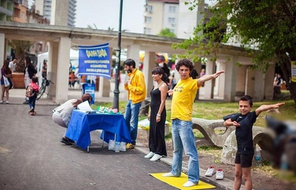 Praktikanti iz Varne, trećeg po veličini grada u Bugarskoj, pokazivali su vježbe 16. i 17. maja ove godine i na taj način proslavili Svjetski Falun Dafa dan (13. maj svake godine).