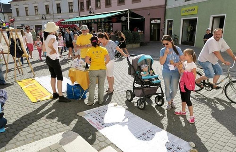 Falun Dafa praktikanti su od 24. jula do 31. jula 2015. godine održali akciju prikupljanja potpisa u Trencinu i pet drugih slovačkih gradova da bi skrenuli pažnju javnosti na nasilni progon u Kini.
