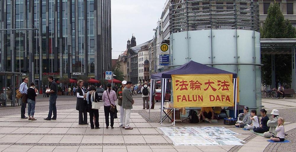 Praktikanti su 13. avgusta, 2011. održali infodan u Leipzigu, drugom po veličini gradu u istočnonjemačkoj pokrajini Sachsen. Tema ovog događaja je bila: "Podrška 100 miliona Kineza koji su istupili iz Komunističke partije Kine (KPK) i njenih organizacija i obilježavanje dvanaest godina protesta zbog progona."