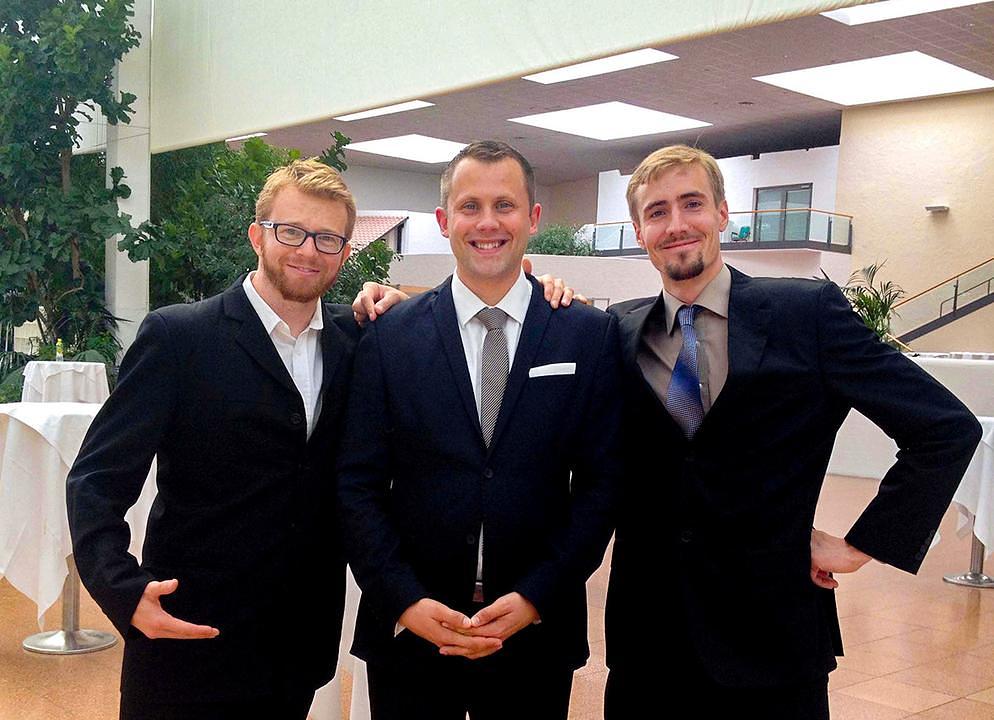 Mateusz (na slici desno) sa prijateljima na Evropskoj Falun Dafa konferenciji za razmjenu iskustava 2015. godine.
