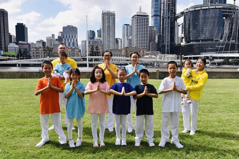 Mladi Falun Dafa praktikanti iz Queenslanda žele Učitelju sretan Festival sredine jeseni