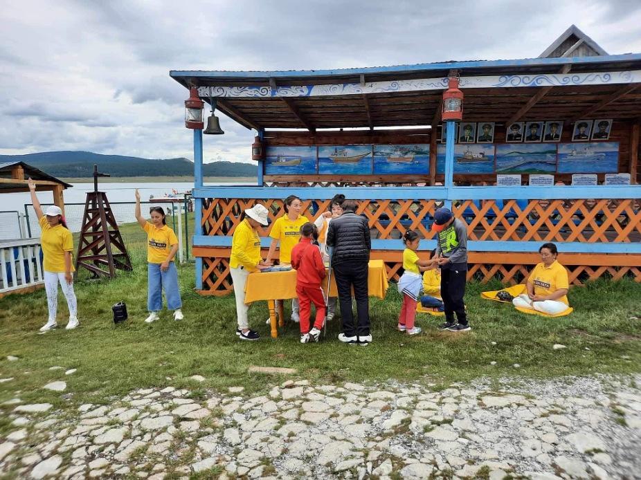  Falun Dafa praktikanti su otišli u poznato i slikovito područje jezera Kusugur kako bi upoznali javnost sa ovom duhovnom praksom.