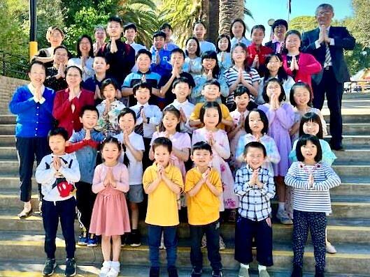 Učenici Minghui škole u Sydneyju na fotografiji sa svojim nastavnicima i roditeljima. Oni su svom osnivaču, gospodinu Li Hongzhiju, poželjeli sretan Praznik sredine jeseni.